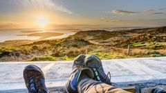 Wanderpause an der Clifden Bay/ Connemara ©Jacek, Adobe Stock Wanderpause an der Clifden Bay/ Connemara