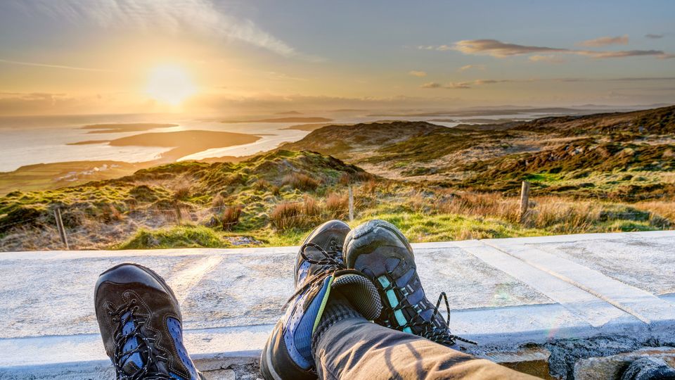 Wanderpause an der Clifden Bay/ Connemara ©Jacek, Adobe Stock Wanderpause an der Clifden Bay/ Connemara