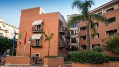 Sizilien Hotel Artemis außen ©michelangelo_int_travel Einladende Außenansicht des Artemis Hotels mit mediterranem Flair, Palmen und kleinen Balkonen – zentral gelegen für einen entspannten Urlaub in Italien.