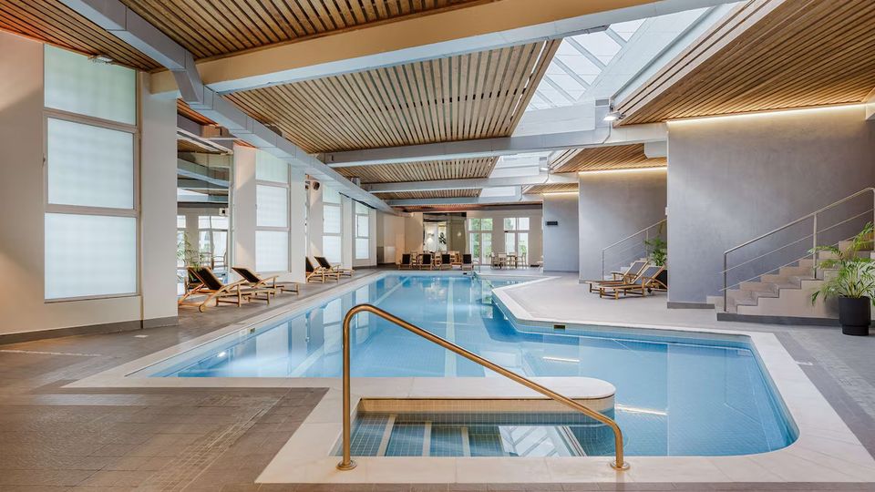 Pool im Wellnessbereich
