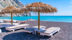Santorin, Strand in Perissa ©beataaldridge, Adobe Stock Santorin, Strand in Perissa
