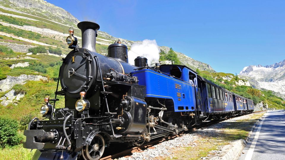 Furkabahn mit Volldampf über den Furkapass