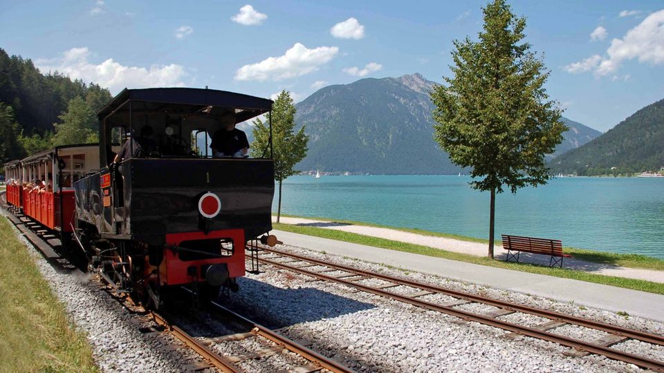 Achensee in Tirol mit Achenseebahn und Pertisau