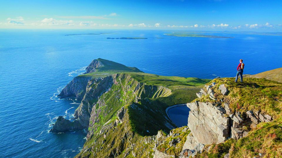 Wanderer auf Achill Island ©G. McCormack, TourismIreland Wanderer auf Achill Island