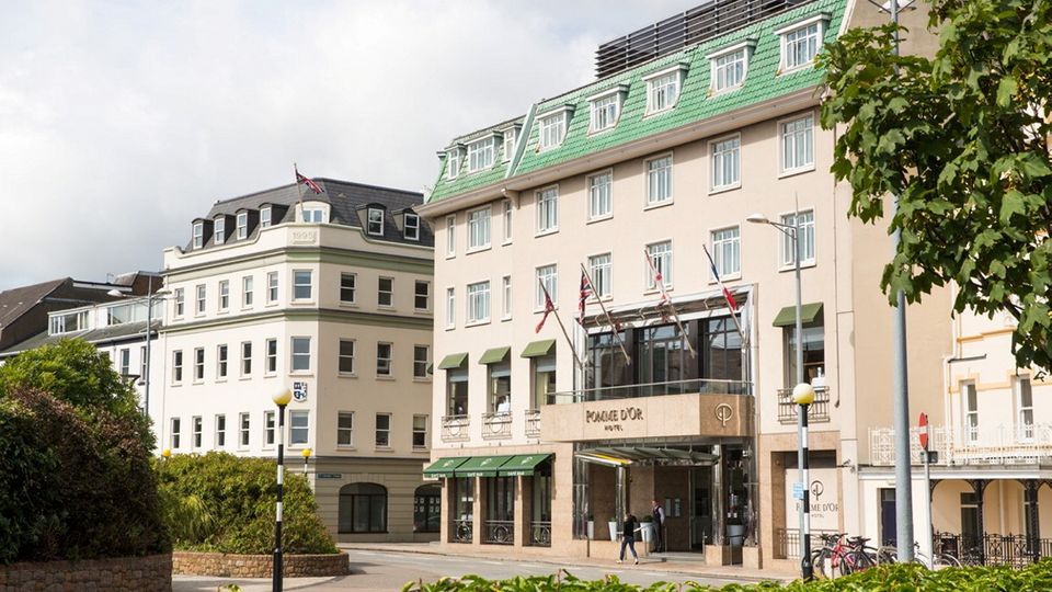 Außenansicht ©eymour Hotels Pomme D´Or Hotel Außenansicht