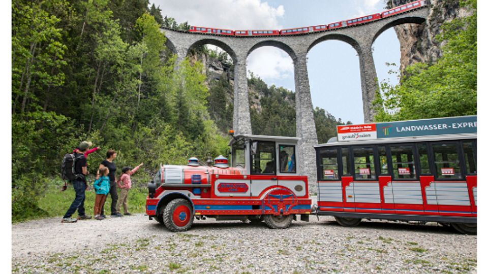 Landwasserexpress unter Landwasserviadukt