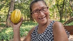 Frau mit Kakaoschoten in Tabasco, Mexiko