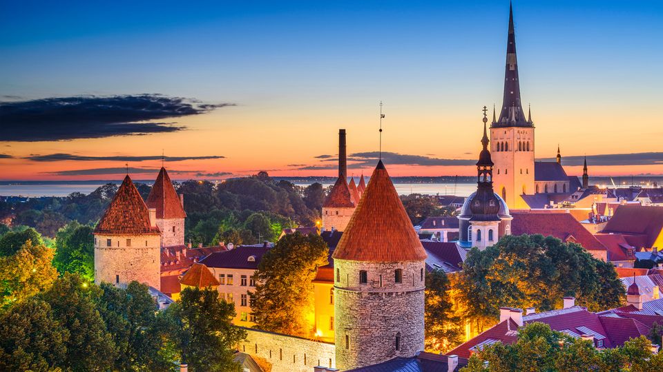 Tallinn in der Abenddämmerung