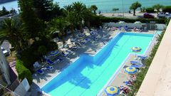 großer Pool mit Palmen am Hotel Tourist auf Sizilien in Italien