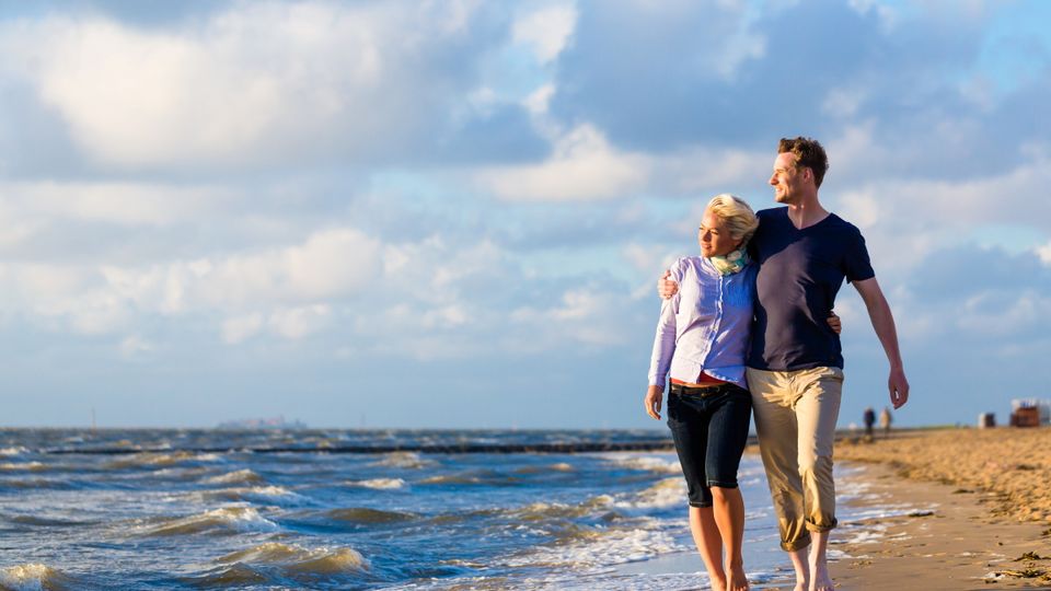 Paar Strandspaziergang