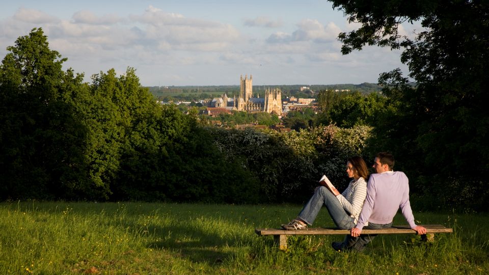 Canterbury mit Paar auf Bank