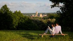 Canterbury mit Paar auf Bank