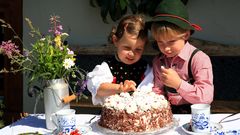 Trachtenkinder mit Schwarzwälder Kirschtorte