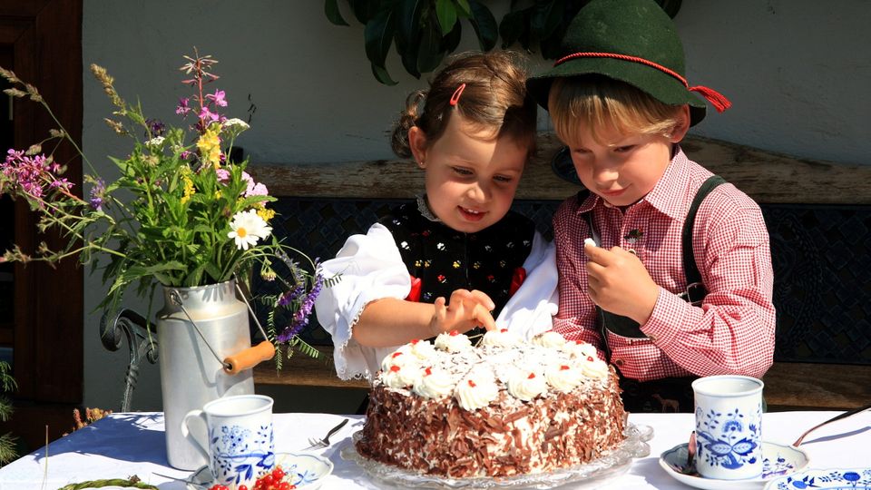 Trachtenkinder mit Schwarzwälder Kirschtorte