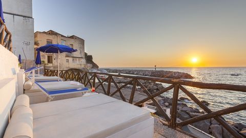 Entspannen auf der Terrasse mit Blick auf das Meer und den Sonnenuntergang im Hotel Piccolo Paradiso bei Sorrent in Italien