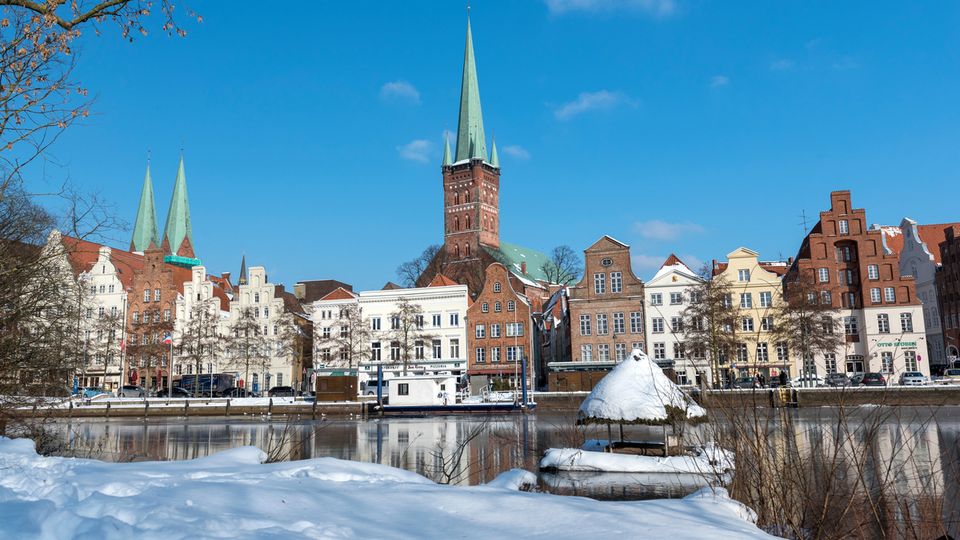 Giebelhäuser an der Trave im Winter