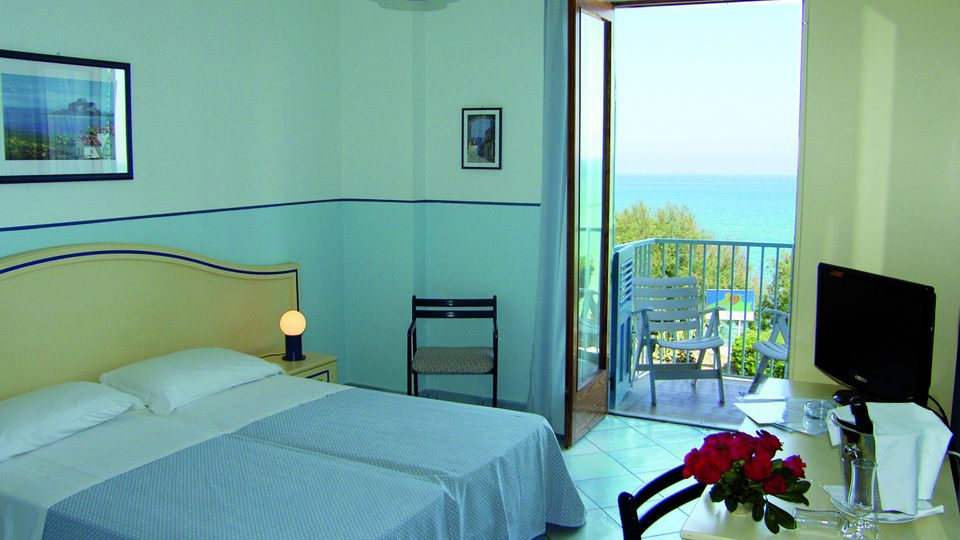Zimmer mit Balkon und Meerblick im Hotel Tourist auf Sizilien in Italien