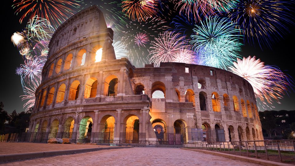 Bunte Feuerwerke über dem Kolosseum in Rom