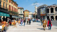 Straßencafés vor der Arena di Verona