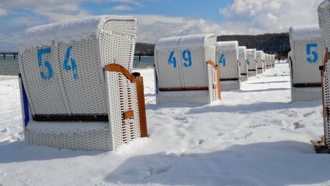 Strandkörbe mit Schnee
