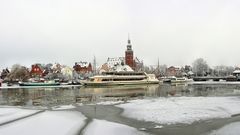 Leer_Museumshafen_mit_Rathaus ©