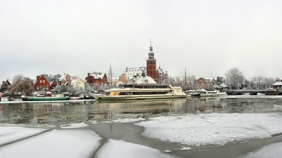 Leer_Museumshafen_mit_Rathaus ©