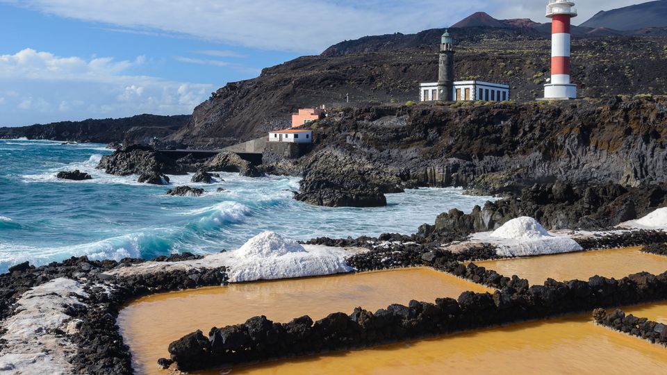 Salzfelder und Leuchtturm in Salinas Fuencaliente