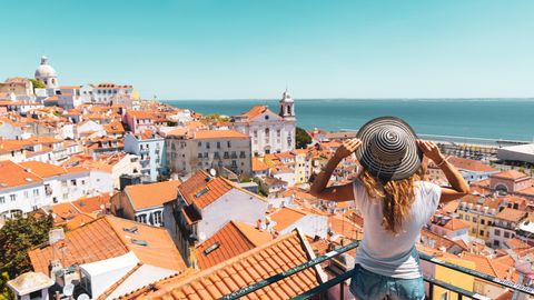Touristin blickt über Lissabon