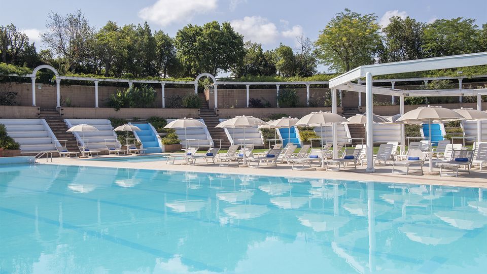 Außenpool des Hotel D'Aragona ©D'Aragona Außenpool des Hotel D'Aragona