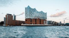 Hamburger Elbphilharmonie vom Wasser aus