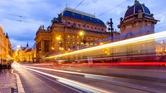 Prag bei Nacht vor dem National Theater