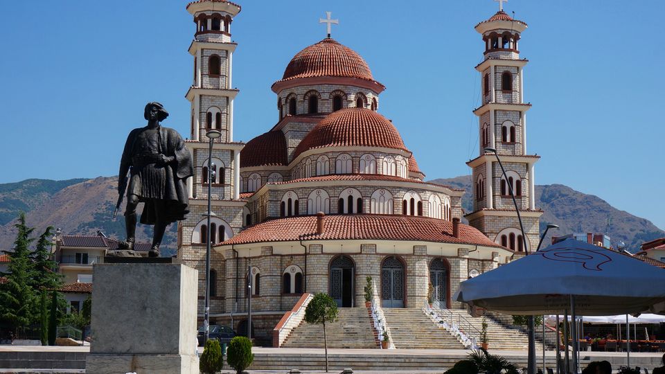 Korca Statue und Kathedrale