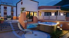 Hotel Artemis Solarium mit Jacuzzi ©michelangelo_int_travel Entspannen im Jacuzzi am Abend im Hotel Artemis auf Sizilien in Italien