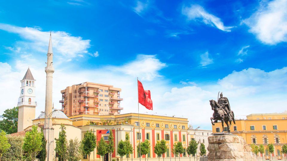 Zentraler Platz in Tirana ©marinadatsenko, AdobeStock Zentraler Platz in Tirana