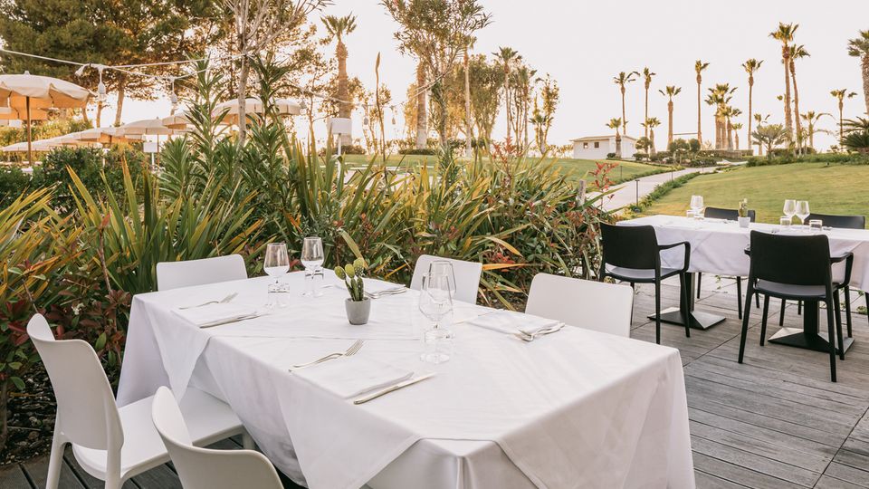 Hotel Mangias Himera Resort, Restaurant im Freien