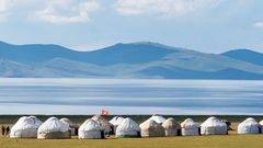 Jurten am Ufer des Issyk-Kul-Sees