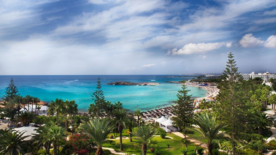 Blick auf den traumhaften Strand und das türkise Wasser auf Zypern