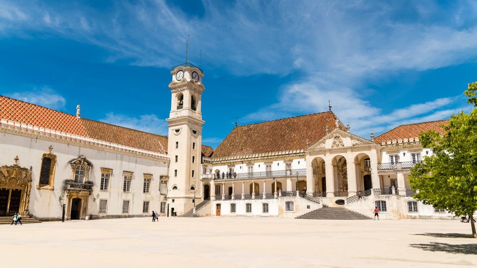 Hof und Glockenturm der Universität Coimbra