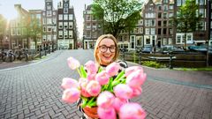 Junge Frau mit Tulpen in Amsterdam