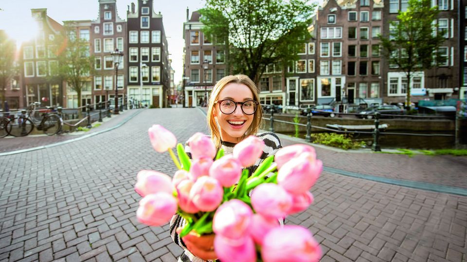 Junge Frau mit Tulpen in Amsterdam