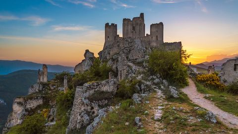 Italien, Rocca Calascio bei Sonnenuntergang 