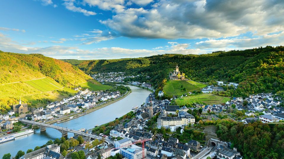 Cochem im Moseltal mit umliegenden Weinbergen