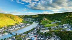 Cochem im Moseltal mit umliegenden Weinbergen