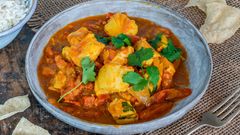 Fischpfanne Curry-Kokos mit Reis ©beataaldridge, AdobeStock Fischpfanne Curry-Kokos mit Reis