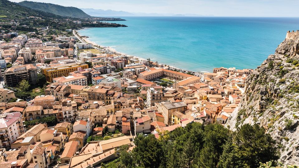 Sizilien, Cefalù von oben ©michelangelo int travel, derschmidt Blick auf Cefalù und das blaue Meer auf Sizilien in Italien