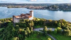 Rocca Borromea di Angera mit Arona im Hintergrund