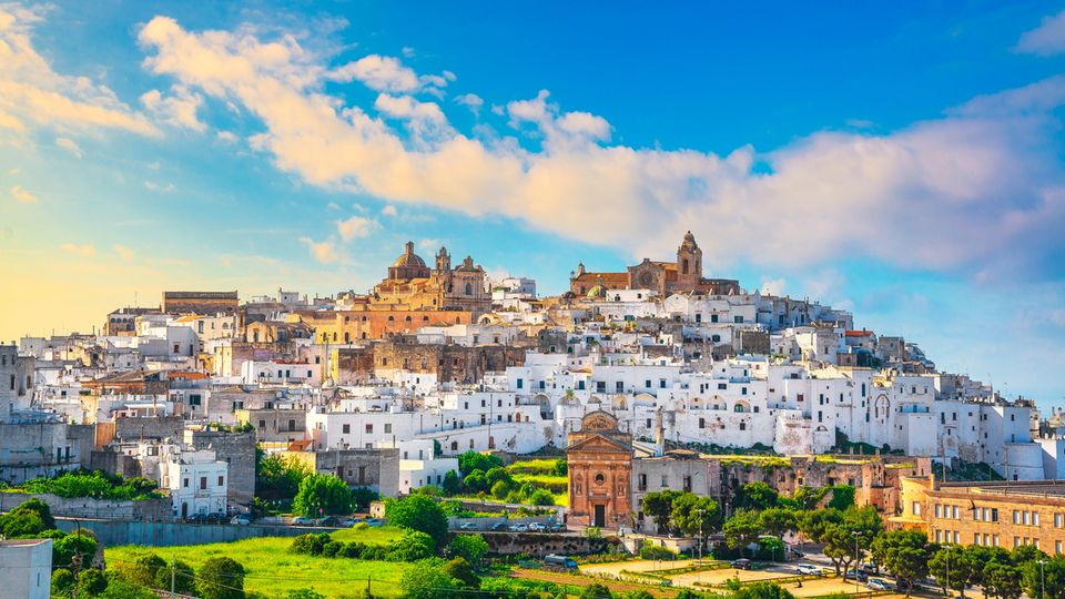 Ostuni, die weiße Stadt in Apulien ©stevanzz, AdobeStock Ostuni, die weiße Stadt in Apulien