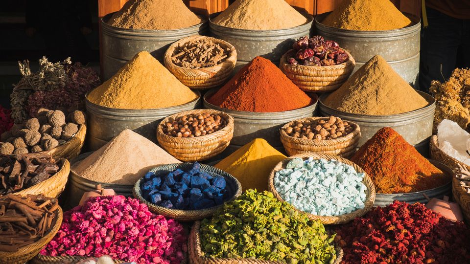 Bunte Gewürze auf einem traditionellen Markt in Marrakesch