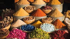 Bunte Gewürze auf einem traditionellen Markt in Marrakesch