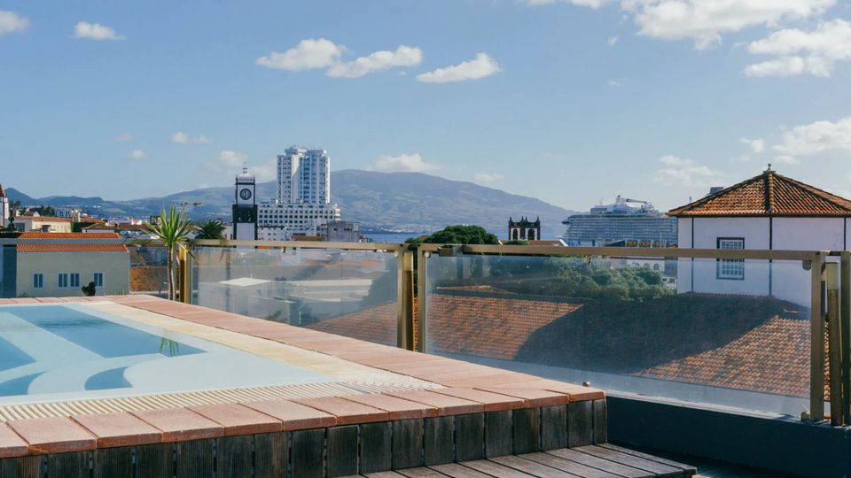 Dachterrasse mit Pool, Hotel Talisman in Ponta Delgada ©Hotel Talisman Dachterrasse mit Pool, Hotel Talisman in Ponta Delgada